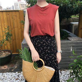 Sleeveless Letter Printed T-shirt / Floral Midi Skirt
