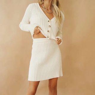 V-neck Cropped Cardigan / Knit Mini A-line Skirt / Set