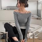 Off-shoulder Thumb-hole T-shirt