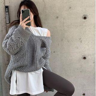 Sleeveless T-shirt / Cable Knit Sweater / Leggings