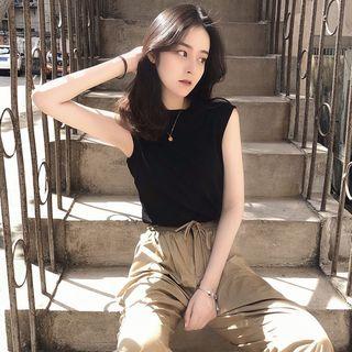 Sleeveless Knit Top / Drawstring Cropped Pants