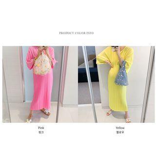 Pleated Slit-side Vivid T-shirt Dress