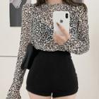 Long-sleeve Leopard T-shirt / High-waist Plain Shorts