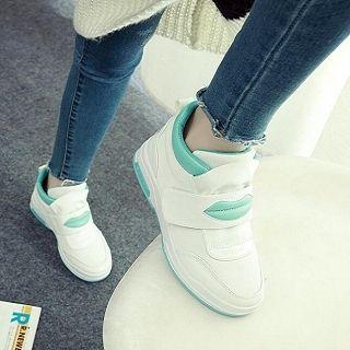 Lip-accent Sneakers