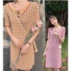Plaid Short-sleeve Knitted Collared Dress