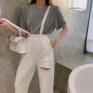 Plain Short-sleeve T-shirt / Ripped Dungaree Pants