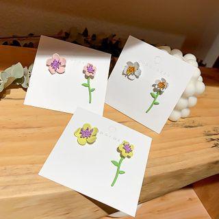 Asymmetrical Flower Stud Earring 1 Pair - Yellow - One Size