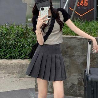 Short-sleeve Raglan T-shirt / Pleated Skirt