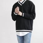 Contrast-piping V-neck Pullover