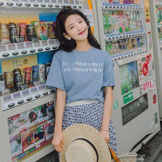 Short-sleeve Lettering T-shirt / Print Midi Skirt