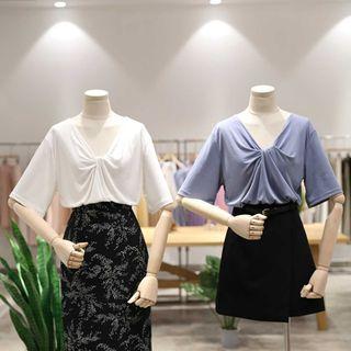 Short-sleeve Twisted V-neck T-shirt