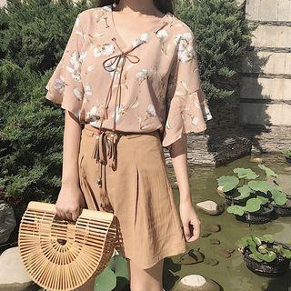 Printed Elbow-sleeve Top / Plain Wide-leg Shorts