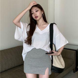 Elbow-sleeve V-neck T-shirt / Fitted Mini Skirt
