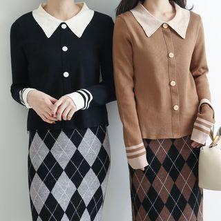 Contrast Collar Buttoned Knit Top