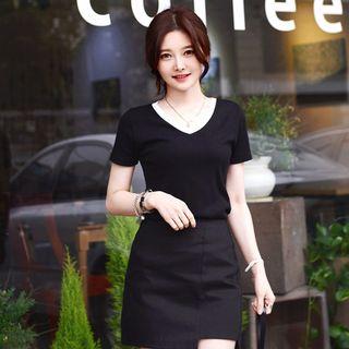 Short-sleeve Contrast-trim V-neck T-shirt