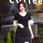 Short-sleeve Contrast-trim V-neck T-shirt