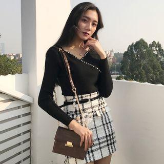 Faux-pearl Detail V-neck Long-sleeve Knit Top