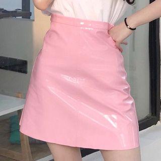 Printed Short Sleeve T-shirt / Faux Leather A-line Skirt