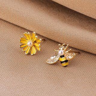 Asymmetrical Flower Bee Stud Earring 1 Pair - Qr143 - Yellow - One Size
