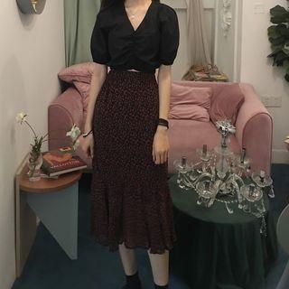 V-neck Short-sleeve Blouse / Printed Ruffle Hem Pencil Skirt