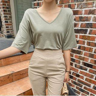 V-neck Dip-back Silky T-shirt