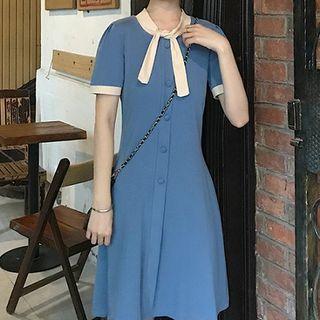 Short-sleeve Contrast Trim Buttoned A-line Dress