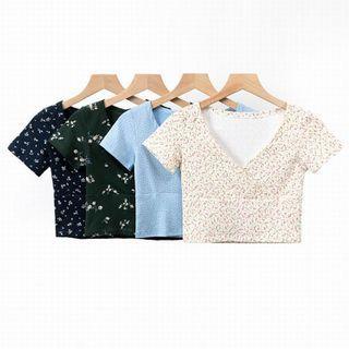 Floral Short-sleeve V-neck Cropped T-shirt