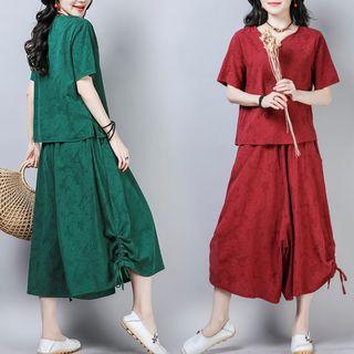 Set: V-neck Short-sleeve T-shirt + Cropped Wide-leg Pants