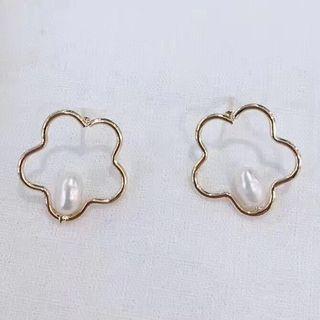 Flower Faux Pearl Stud Earring 1 Pair - As Shown In Figure - One Size