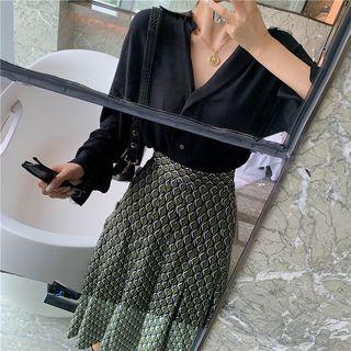 Plain V-neck 3/4-sleeve Shirt / Pattern High-waist Skirt