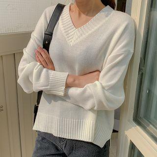 Lightweight V-neck Slit-hem Knit Top