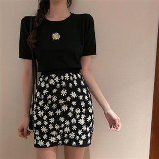 Set: Flower Embroidered Short-sleeve T-shirt + Floral Print Mini A-line Skirt Black - One Size
