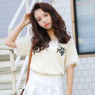 Lace Trim Embroidered V-neck Short-sleeve T-shirt