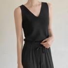 Sleeveless V-neck Basic Knit Top