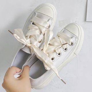 Wide-shoelace Sneakers