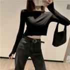 Thumb-hole Crop T-shirt / Wide-leg Jeans