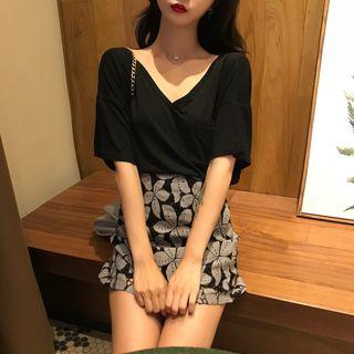 Short-sleeve V-neck T-shirt / Floral Print Mini A-line Skirt