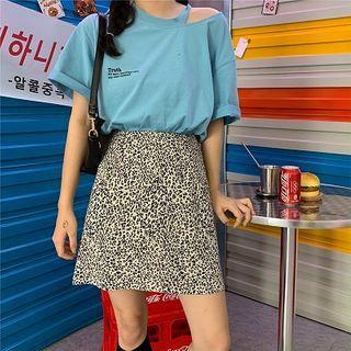 Printed Loose-fit T-shirt / Leopard A-line Skirt