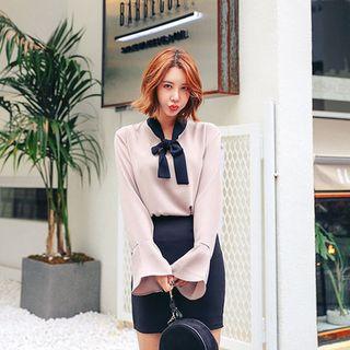 Contrast-trim Tie-front Top