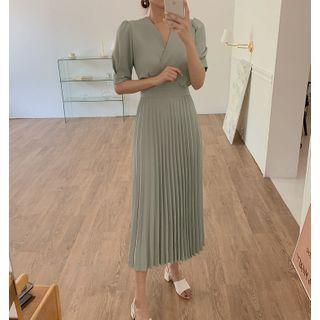 Short-sleeve V-neck Plain Pleated Midi Dress