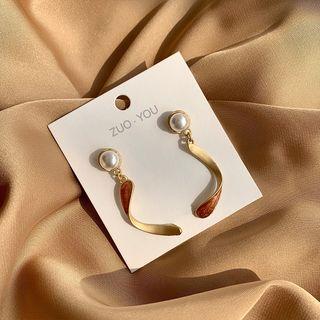 Non-matching Faux-pearl Stud Earring