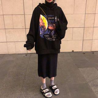 Print Hoodie / Straight Cut Midi Knit Skirt