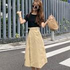 Short-sleeve T-shirt / Plain Midi Skirt