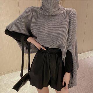 Turtleneck Knit Poncho / Wide-leg Shorts