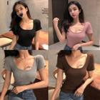 Short-sleeved U-neck T-shirt