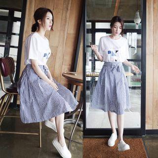 Set : Print Short-sleeve T-shirt + Pinstripe Skirt
