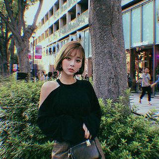 Cutout-shoulder Extra Long-sleeve T-shirt