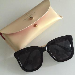 Retro Oversized Square Sunglasses With Glasses Box - Gold Temple & Frame Black - One Size