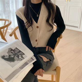 Mock-turtleneck Long-sleeve T-shirt / Buttoned Knit Vest