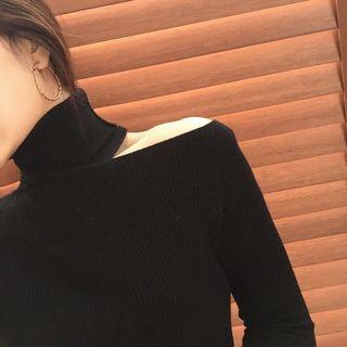 Plain Off-shoulder Slim-fit Turtle-neck Knit Top